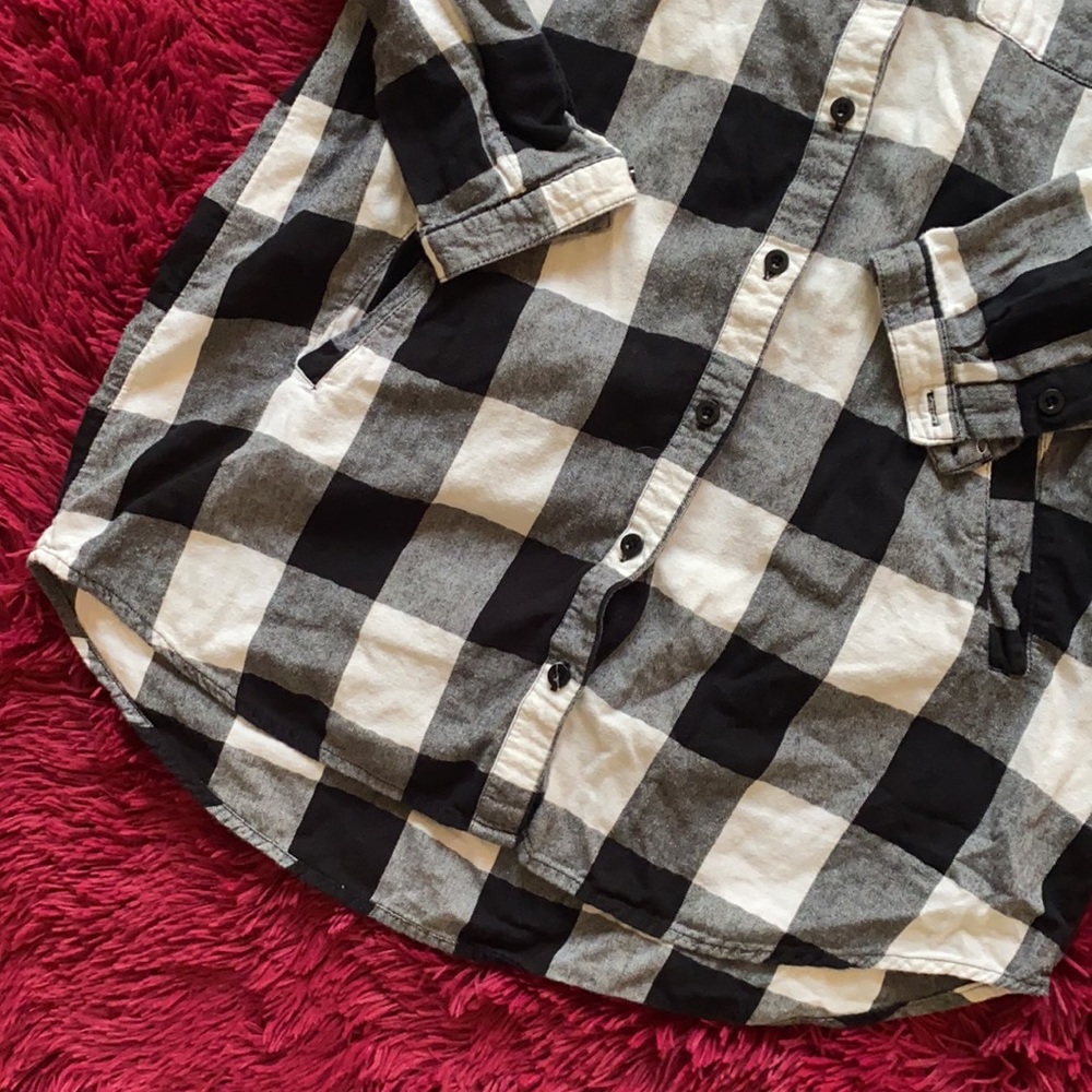 Forever 21 black and white plaid button down shirt - Picture 4 of 15